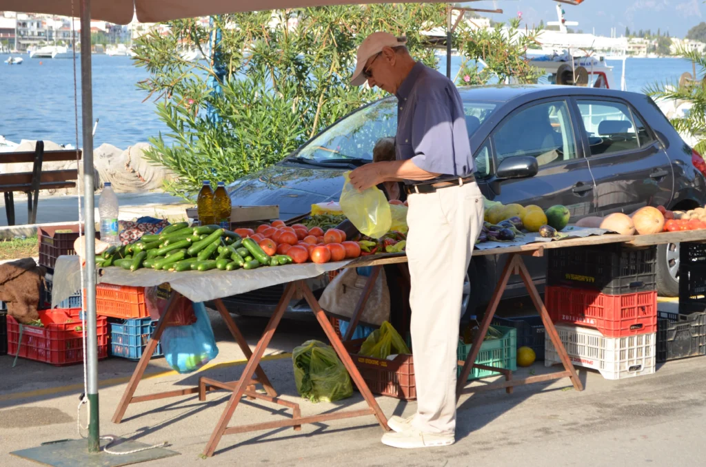 Ein Mann kauft Gemüse auf Poros