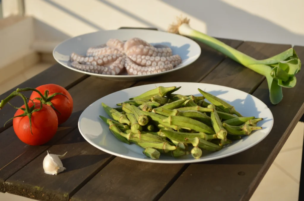 Oktopus zubereiten: Oktopus, Okra, Lauch und Tomaten