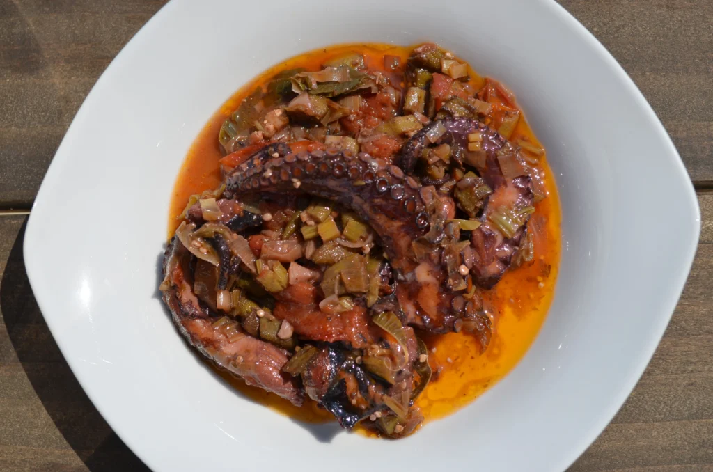 Oktopus zubereiten: Ragout nach griechischer Art - Rezept