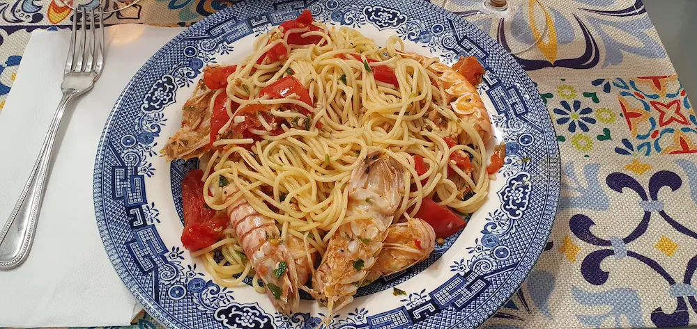 Mola di Bari. Fischmarkt. Spaghetti mit Garnelen