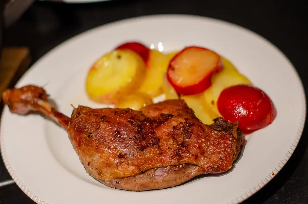 Barbarie Entenkeule aus dem Backofen – Confit mit Pflaumen und Kartoffeln