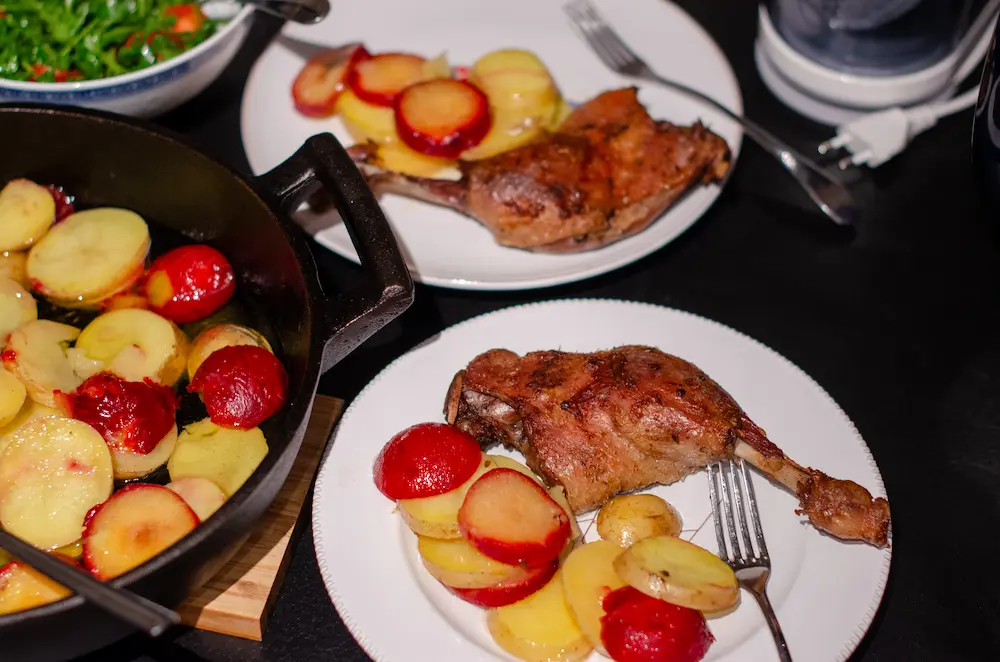 Barbarie Entenkeule in der Pfanne mit Kartoffeln und Pflaumen