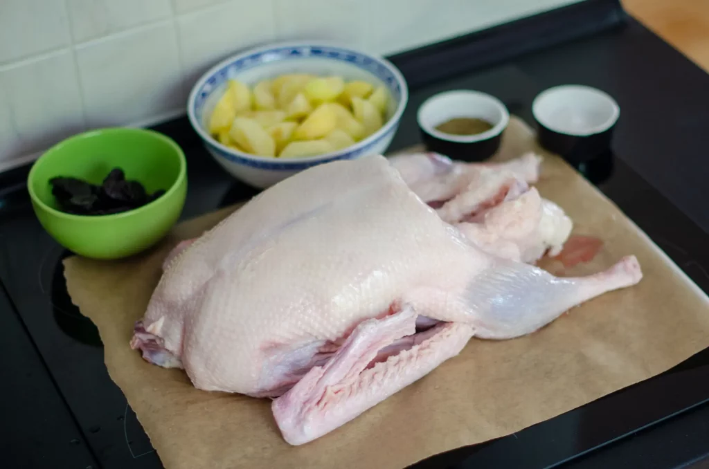 Gänsebraten mit Äpfeln und Pflaumen