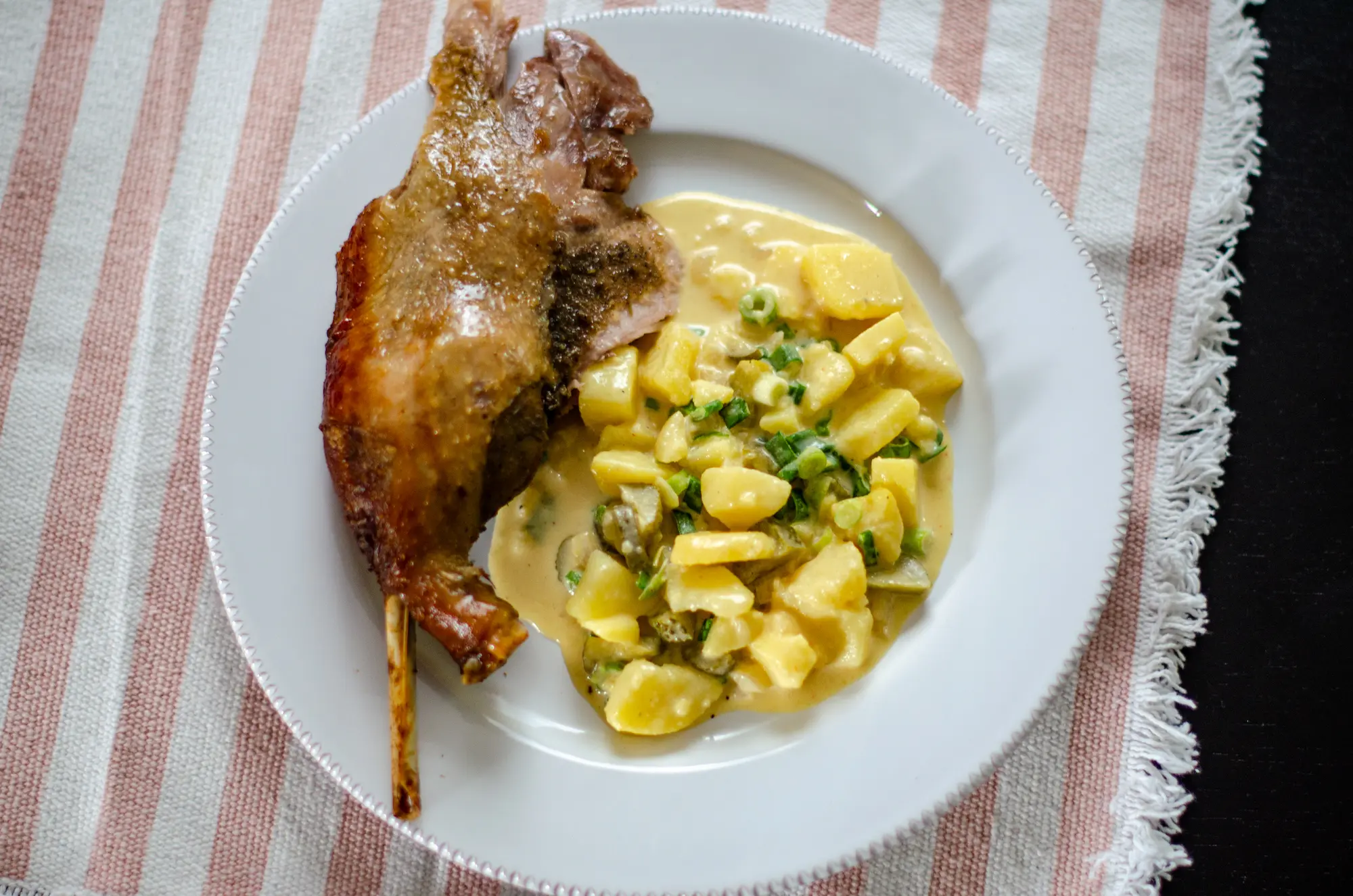 Martinsgans mit Apfel-Pflaumen-Füllung und Kartoffelsalat