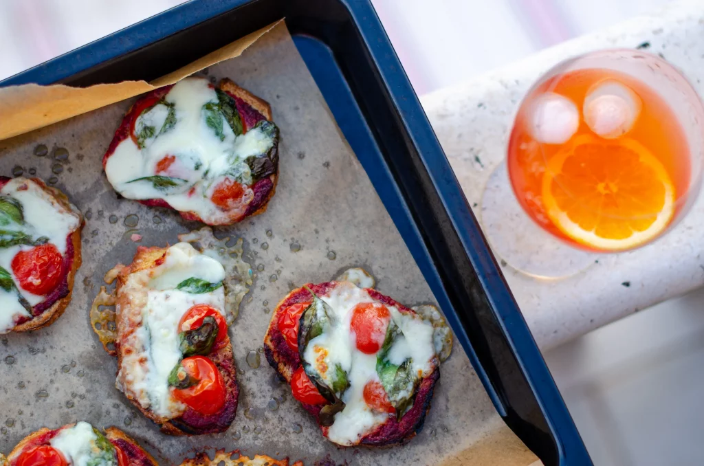 Knusprige italienische Brot Häppchen mit Aperol Spritz