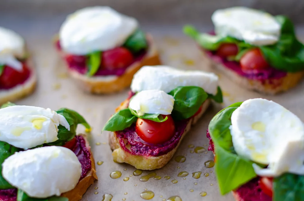 Knusprige italienische Crostini mit Rote-Bete-Pesto und Mozzarella