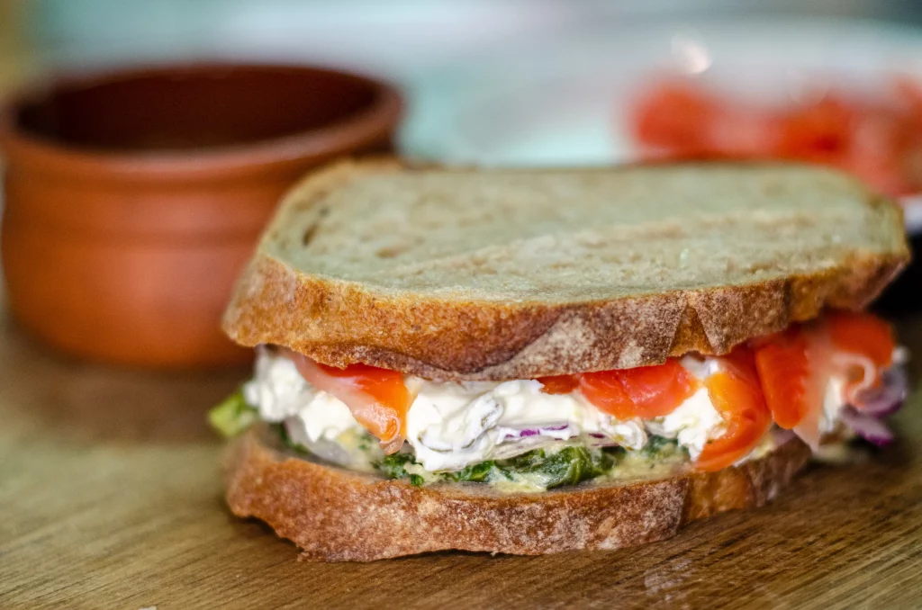 Weihnachtssandwich mit Lachs und Mascarpone