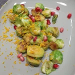 Gebratener Rosenkohl mit Honig, Orangenschale, Pistazien und mandeln