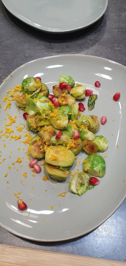 Gebratener Rosenkohl mit Honig, Orangenschale, Pistazien und mandeln