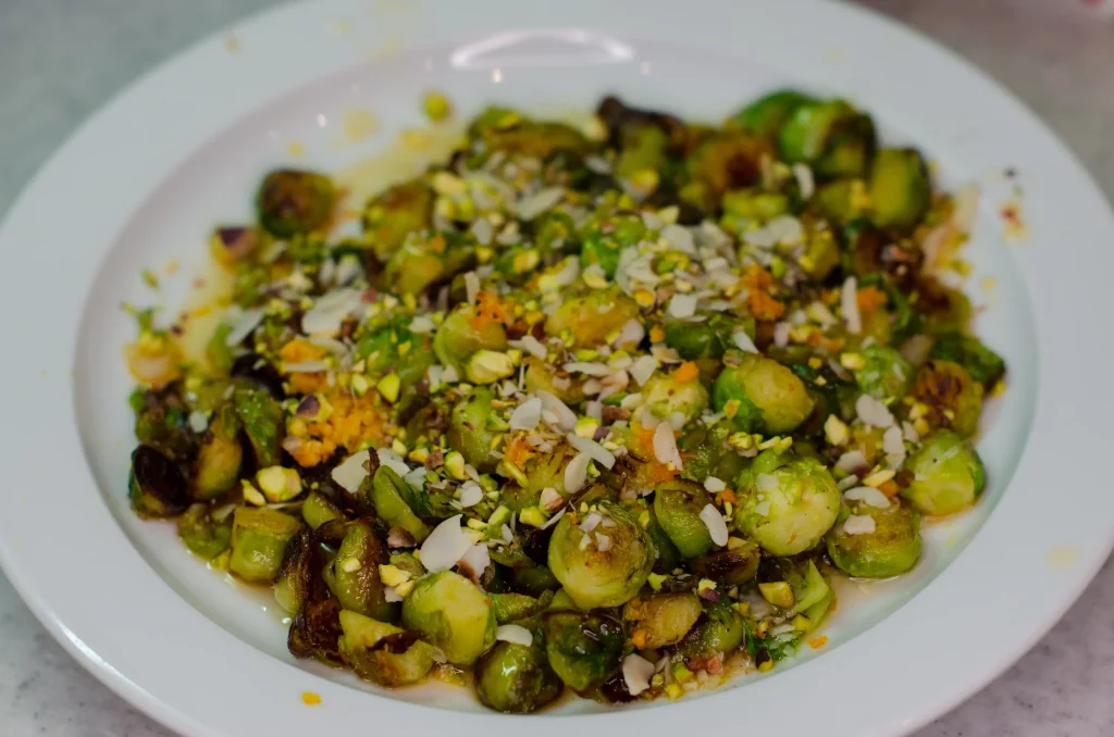 Gebratener Rosenkohl mit Honig, Orangenschale und Pistazien