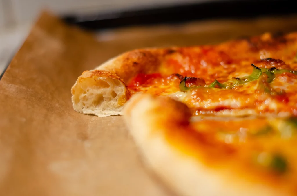 Neapolitanische Pizza mit lüftigem Rand